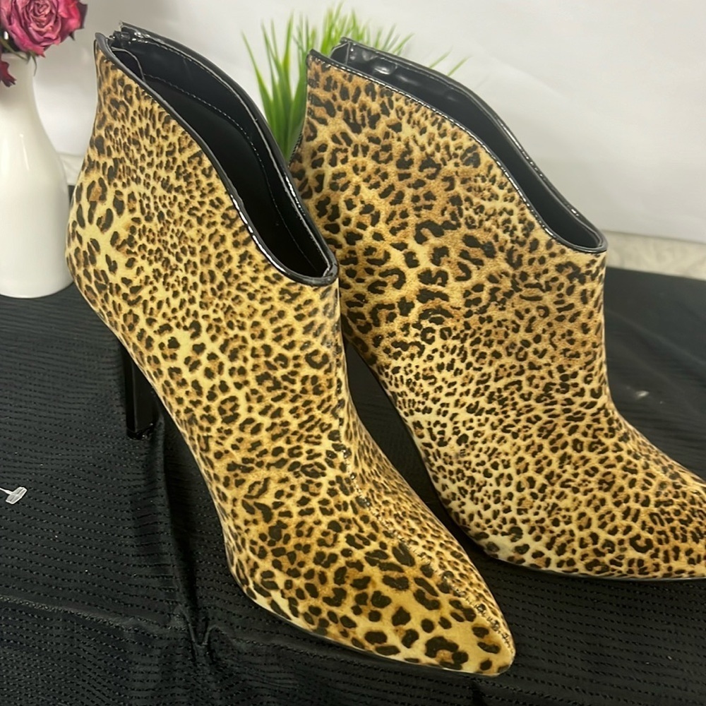 CARLOS SANTANA "Pizazz" Leopard Print Booties - Size 8 - Picture 1 of 7